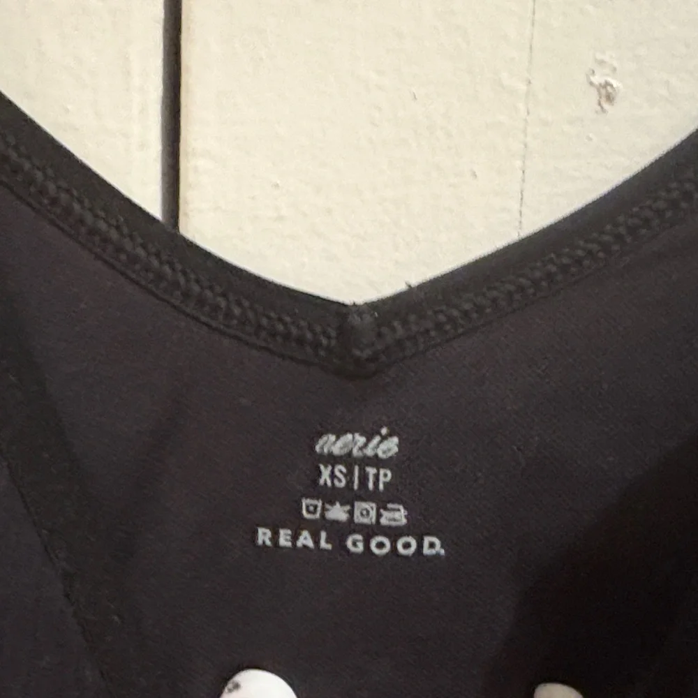 Black Ribbed V-Neck Aerie Crop Top/ Bean - Picture 2 of 6